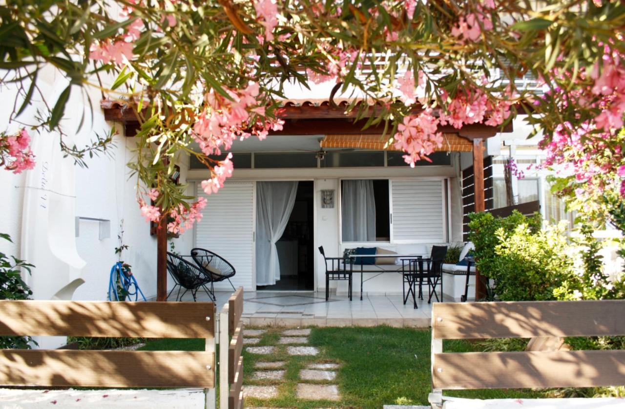 Beachfront Garden Apartment- Atlas Complex Loutráki Buitenkant foto